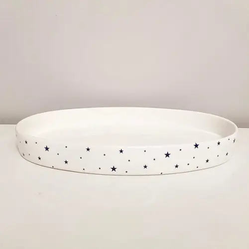 Bandeja de Cerâmica Oval Branca com Estrelas Azul Escuro