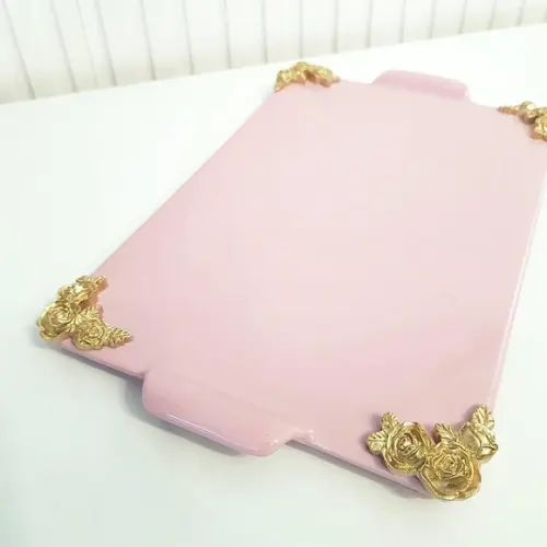 Bandeja de Cerâmica Reta Rosa Bebê com Detalhes Dourados