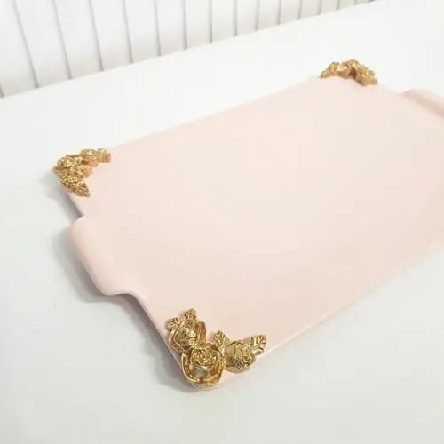Bandeja de Cerâmica Reta Rosa Rosé com Detalhes Dourados