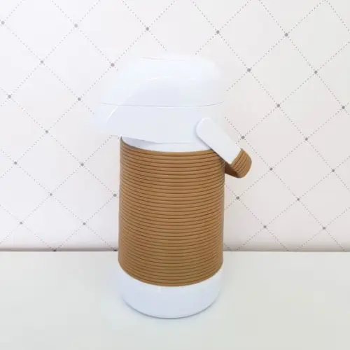 Garrafa Térmica com Capa Alinhavada Marrom Caramelo