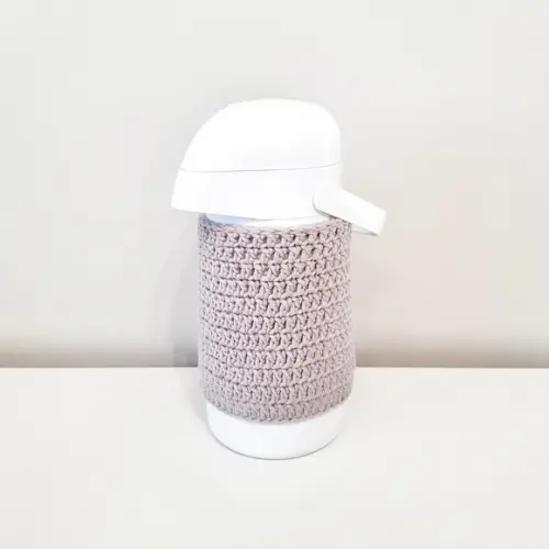 Garrafa Térmica com Capa de Crochê Cinza Escuro Kit Higiene