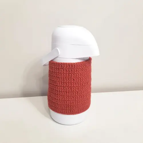 Garrafa Térmica com Capa de Crochê Terracota p/ Kit Higiene