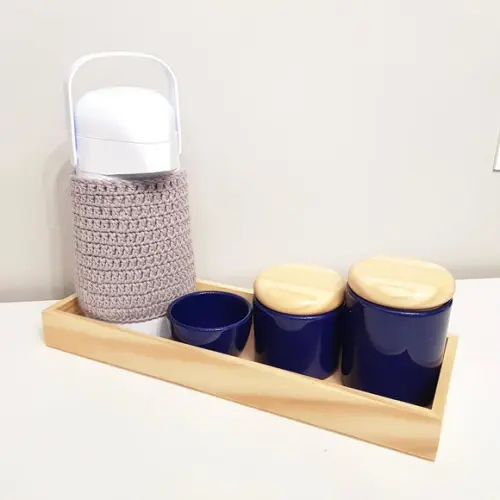 Garrafa Térmica com Capa de Crochê Cinza Escuro Kit Higiene