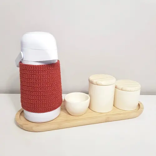 Garrafa Térmica com Capa de Crochê Terracota p/ Kit Higiene