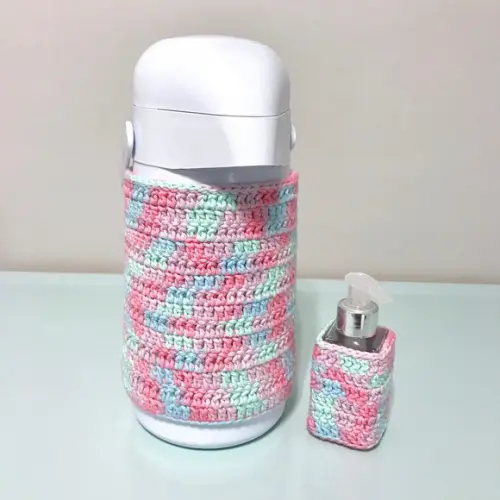 Garrafa Térmica e Porta Álcool Gel P com Crochê Colorido