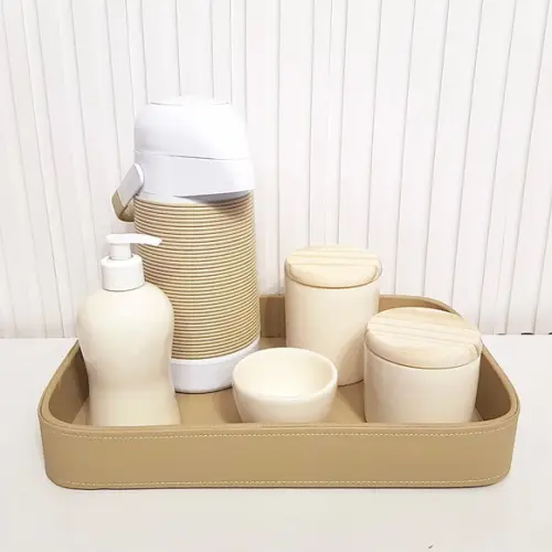 Kit Higiene Bebê 24x36cm Creme - Bandeja Couro + Alinhavada