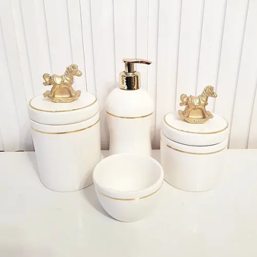 Kit Higiene Bebê 4 Pçs Branco Filete Dourado Apliq Cavalinho