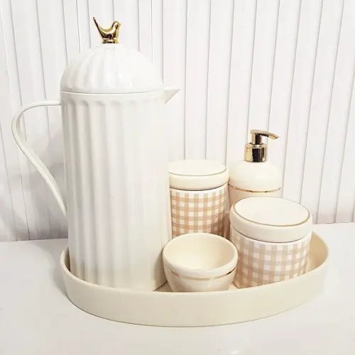 Kit Higiene Bebê Xadrez Vichy Branco e Bege Filete Dourado