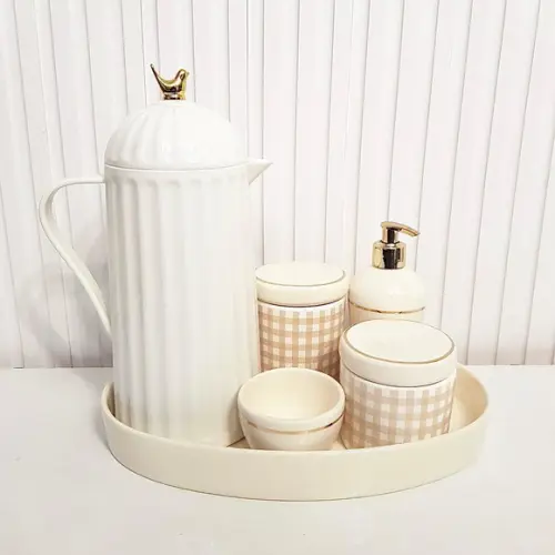 Kit Higiene Bebê Xadrez Vichy Branco e Bege Filete Dourado