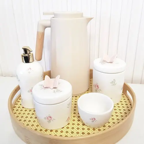 Kit Higiene Floral Borboleta Nude e Branco -bandeja Palhinha