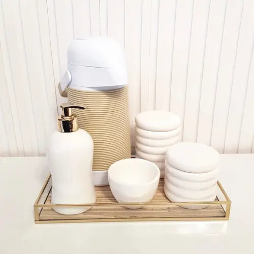 Kit Higiene Ondulado Branco e Bege - Bandeja Metal Dourado