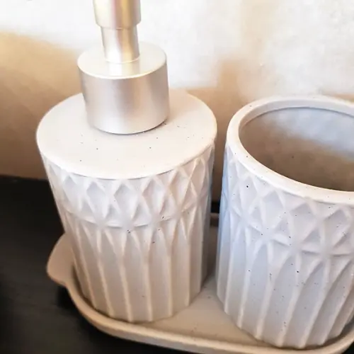 Kit Lavabo Banheiro Cinza e Prata com Bandeja e Porta-escova