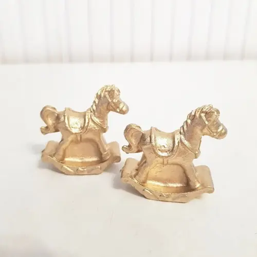Par de Apliques Cavalinho Dourado em Resina Kit Higiene Bebê
