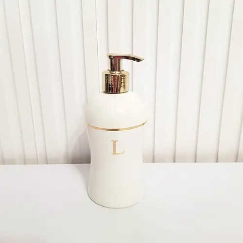 Porta Álcool-gel com Inicial e Filete Dourado + Válvula Luxo