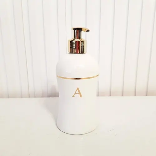 Porta Álcool-gel com Inicial e Filete Dourado + Válvula Luxo