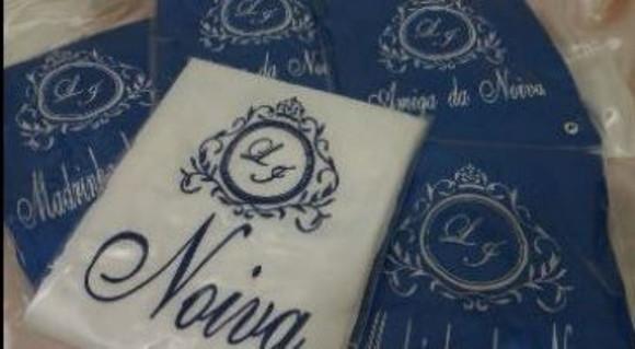 2 Robes Cetim com Acabamento em Renda nas Mangas+ Brasão