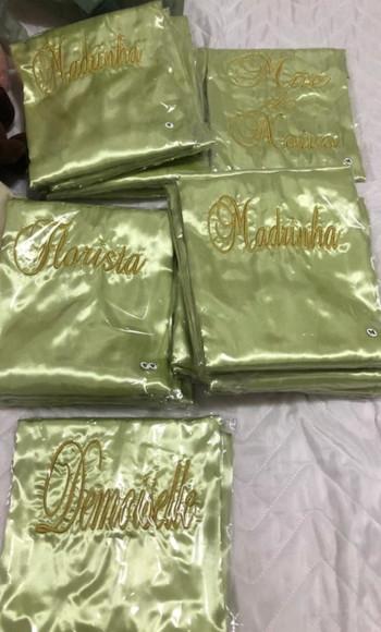 2 Robes Cetim com Acabamento em Renda nas Mangas+ Brasão