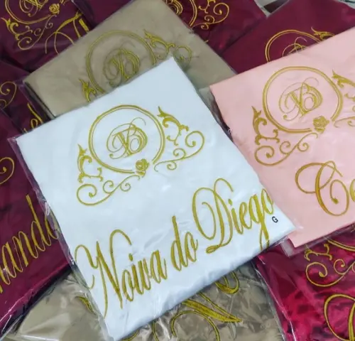 2 Robes Cetim com Acabamento em Renda nas Mangas+ Brasão