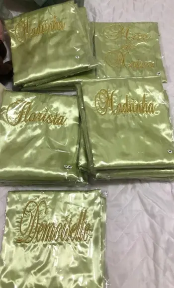 2 Robes Cetim com Acabamento em Renda nas Mangas+ Brasão