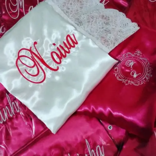 2 Robes Cetim com Acabamento em Renda nas Mangas+ Brasão
