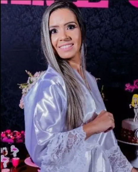 Robe Cetim com Acabamento em Renda nas Mangas e Barra
