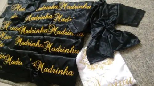 Robe Cetim com Acabamento em Renda nas Mangas e Barra