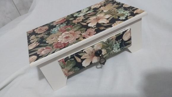 Aparador de mesa decorado com 1 gaveta
