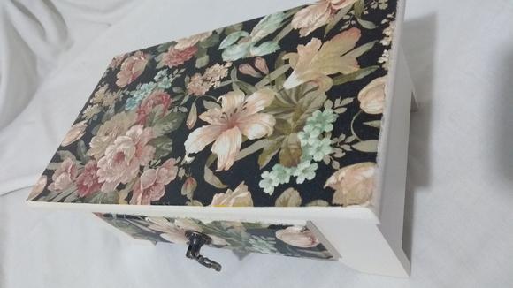 Aparador de mesa decorado com 1 gaveta