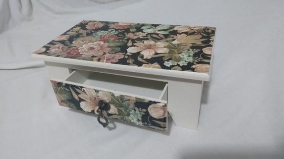 Aparador de mesa decorado com 1 gaveta