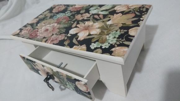 Aparador de mesa decorado com 1 gaveta