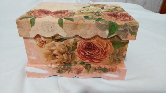 Caixa de com tampa com flores