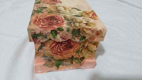 Caixa de com tampa com flores