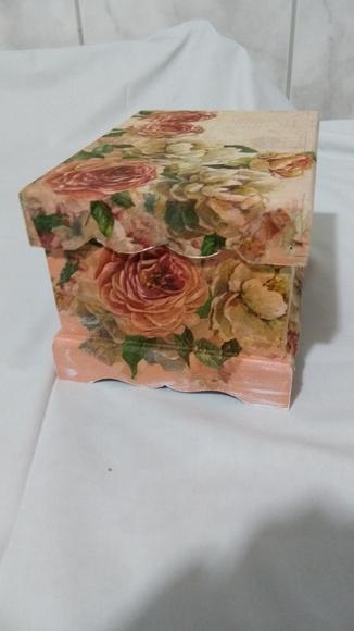 Caixa de com tampa com flores