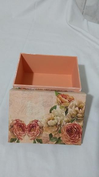Caixa de com tampa com flores