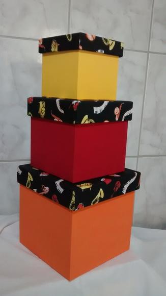 Caixas em MDF c/tampa revest. em tec-Ven