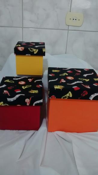 Caixas em MDF c/tampa revest. em tec-Ven