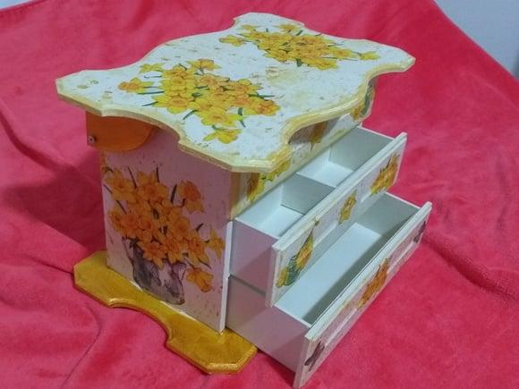 Comoda- decorada com 3 Gavetas