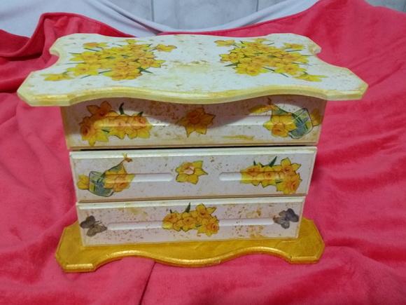 Comoda- decorada com 3 Gavetas