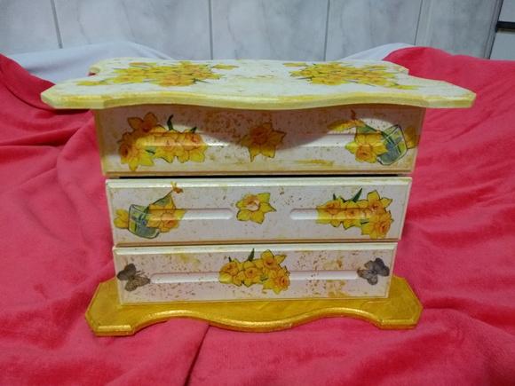 Comoda- decorada com 3 Gavetas
