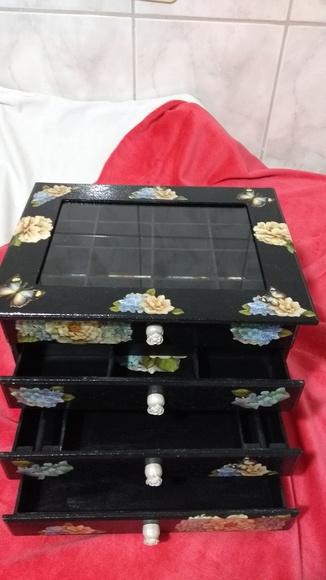 Comoda- decorada com 4 Gavetas
