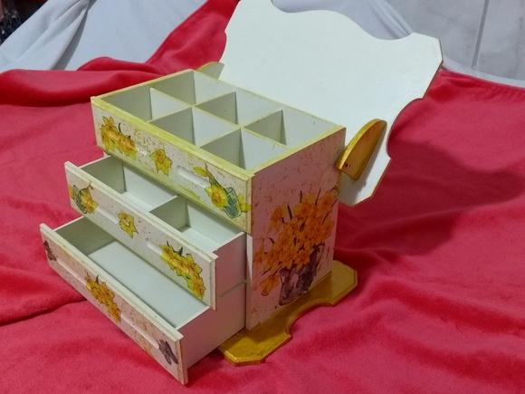 Comoda- decorada com 3 Gavetas