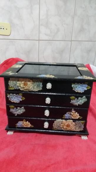 Comoda- decorada com 4 Gavetas