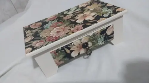 Aparador de mesa decorado com 1 gaveta