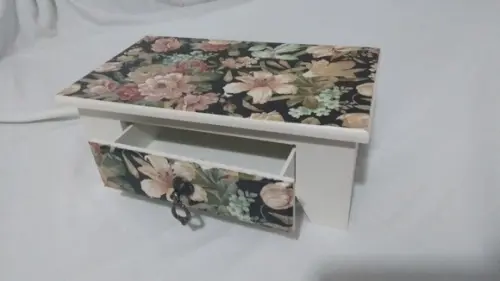 Aparador de mesa decorado com 1 gaveta