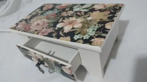 Aparador de mesa decorado com 1 gaveta
