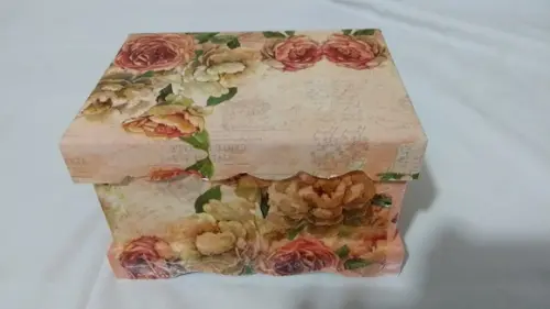 Caixa de com tampa com flores