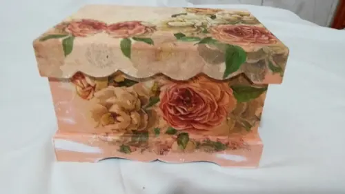 Caixa de com tampa com flores