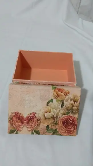 Caixa de com tampa com flores