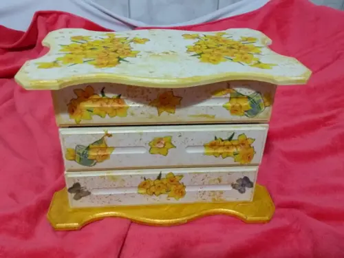 Comoda- decorada com 3 Gavetas