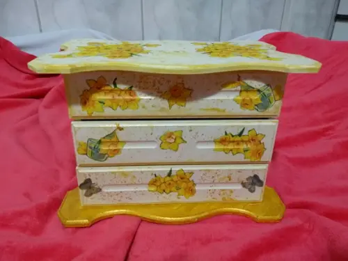 Comoda- decorada com 3 Gavetas